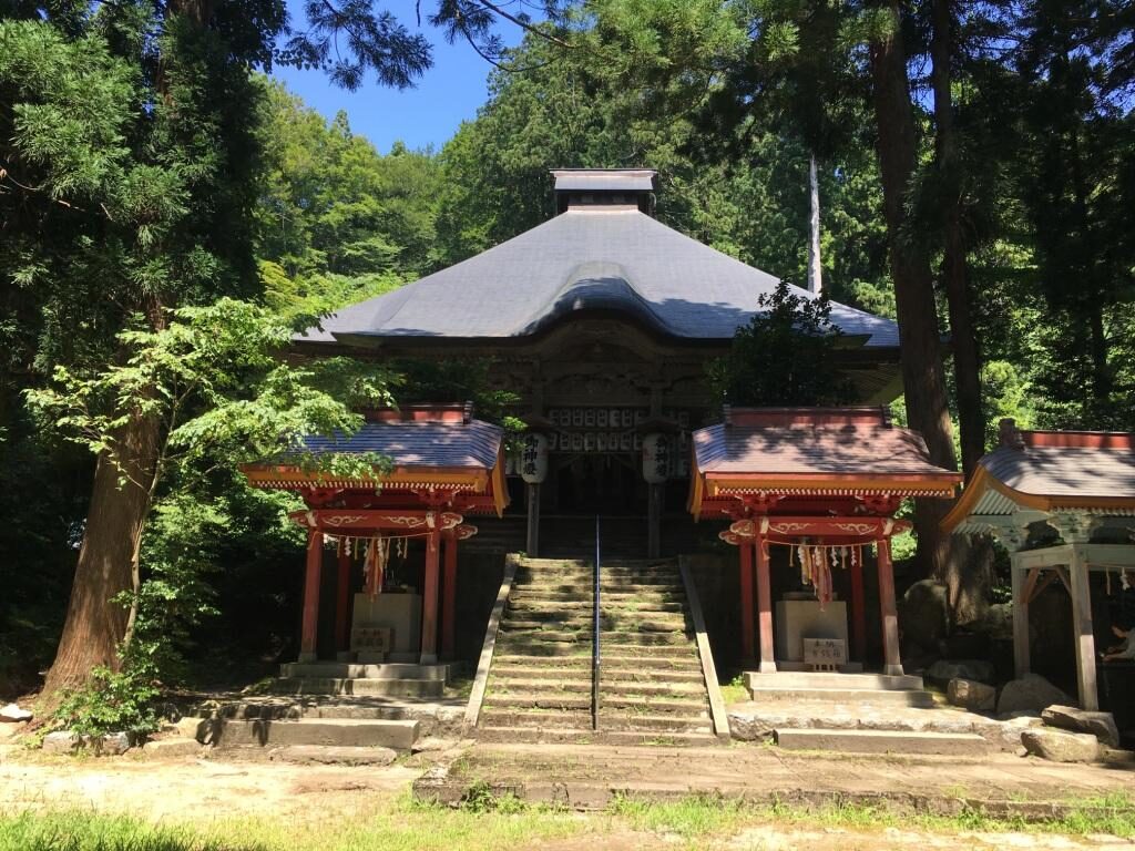 金峯神社（鶴岡市）拝殿。金峯山の山頂近くに鎮座する