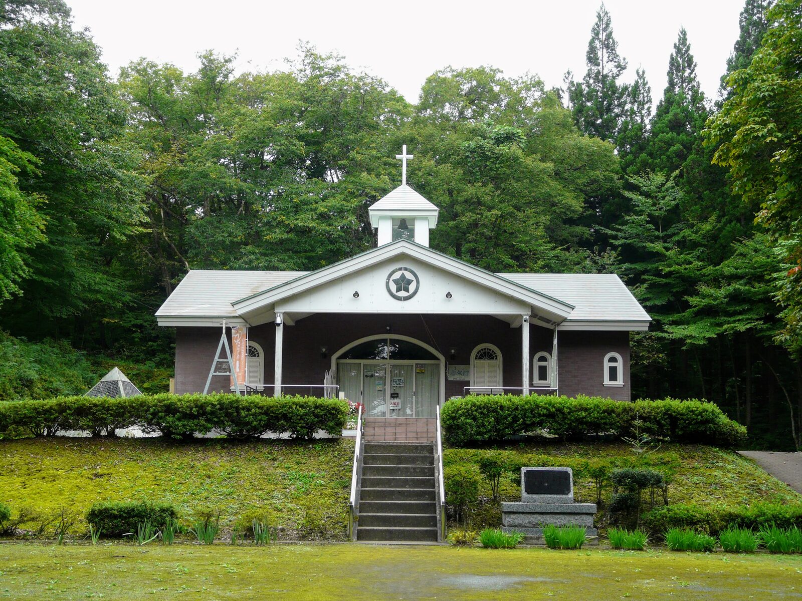 キリストの里伝承館の建物、屋根に十字架が立つ