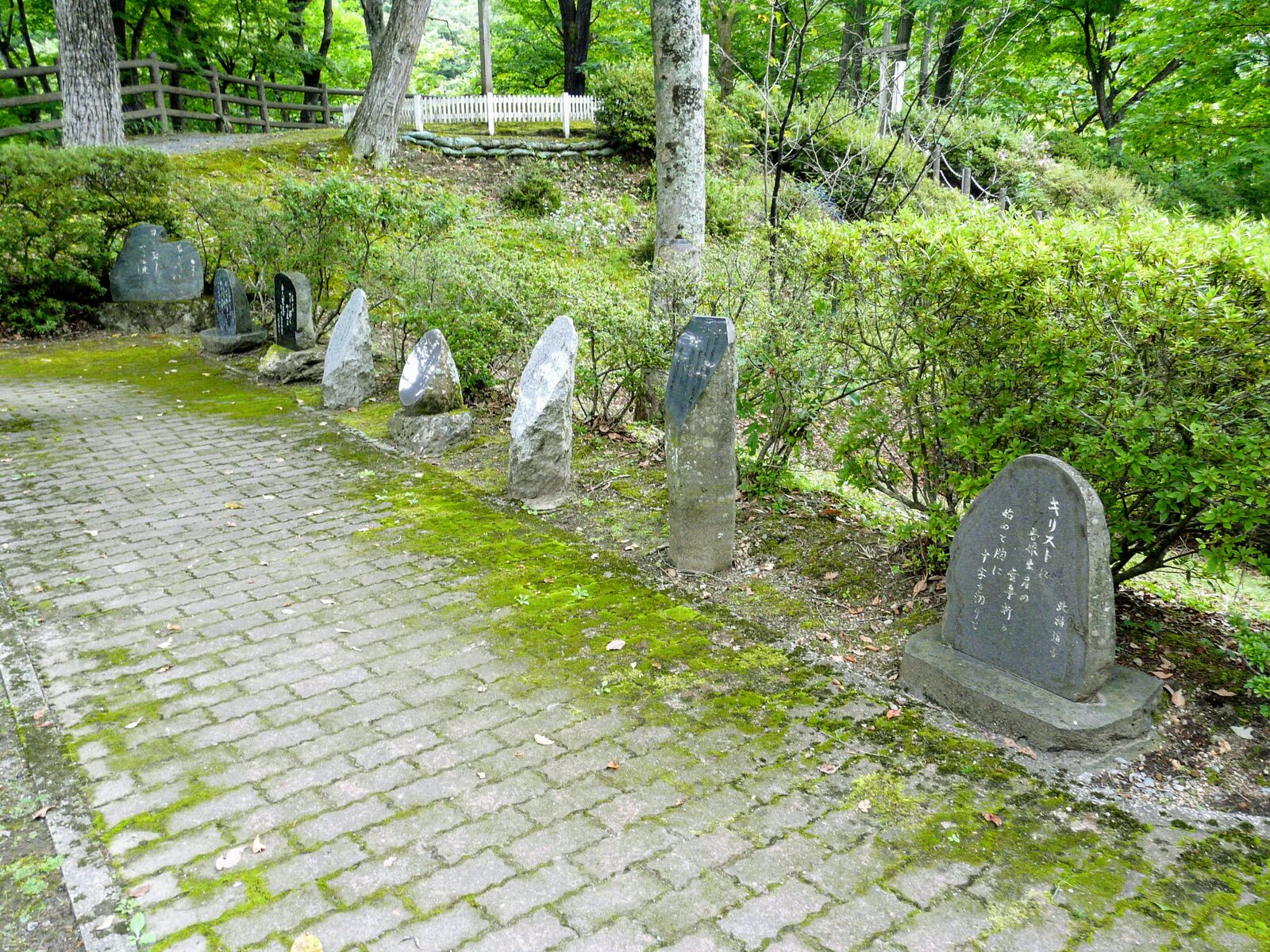 キリストの里公園内、歌碑が並ぶ苔むした小径