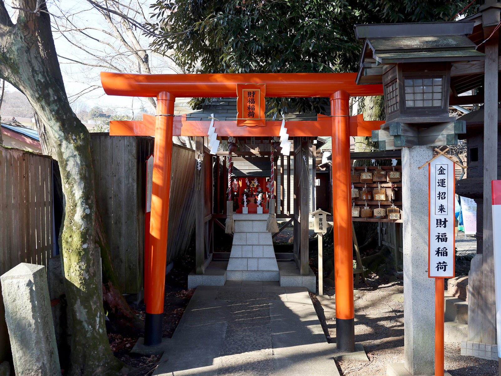 桐生天満宮境内の財福稲荷神社の朱塗りの鳥居