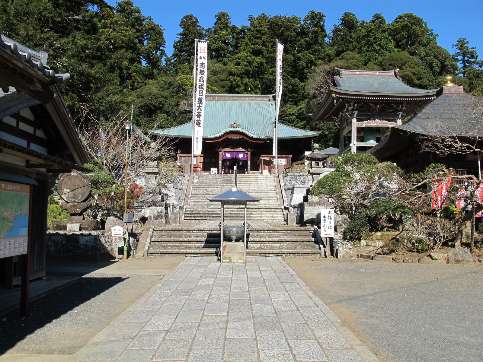 清澄寺の大堂と参道