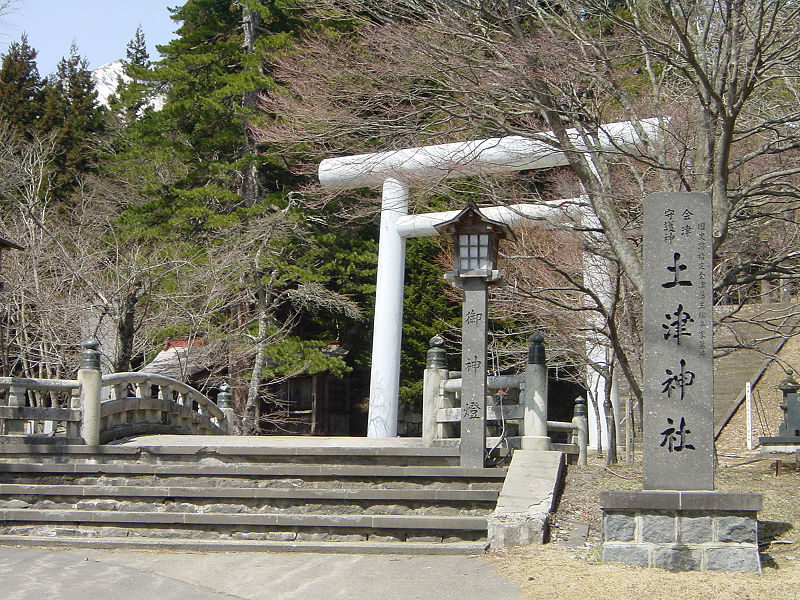 土津神社の白い大鳥居