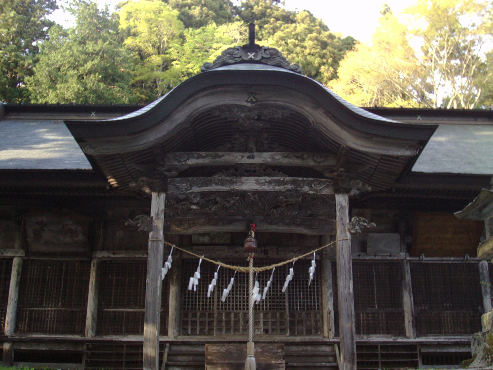 木幡山隠津島神社の拝殿、精緻な彫刻が施された向拝