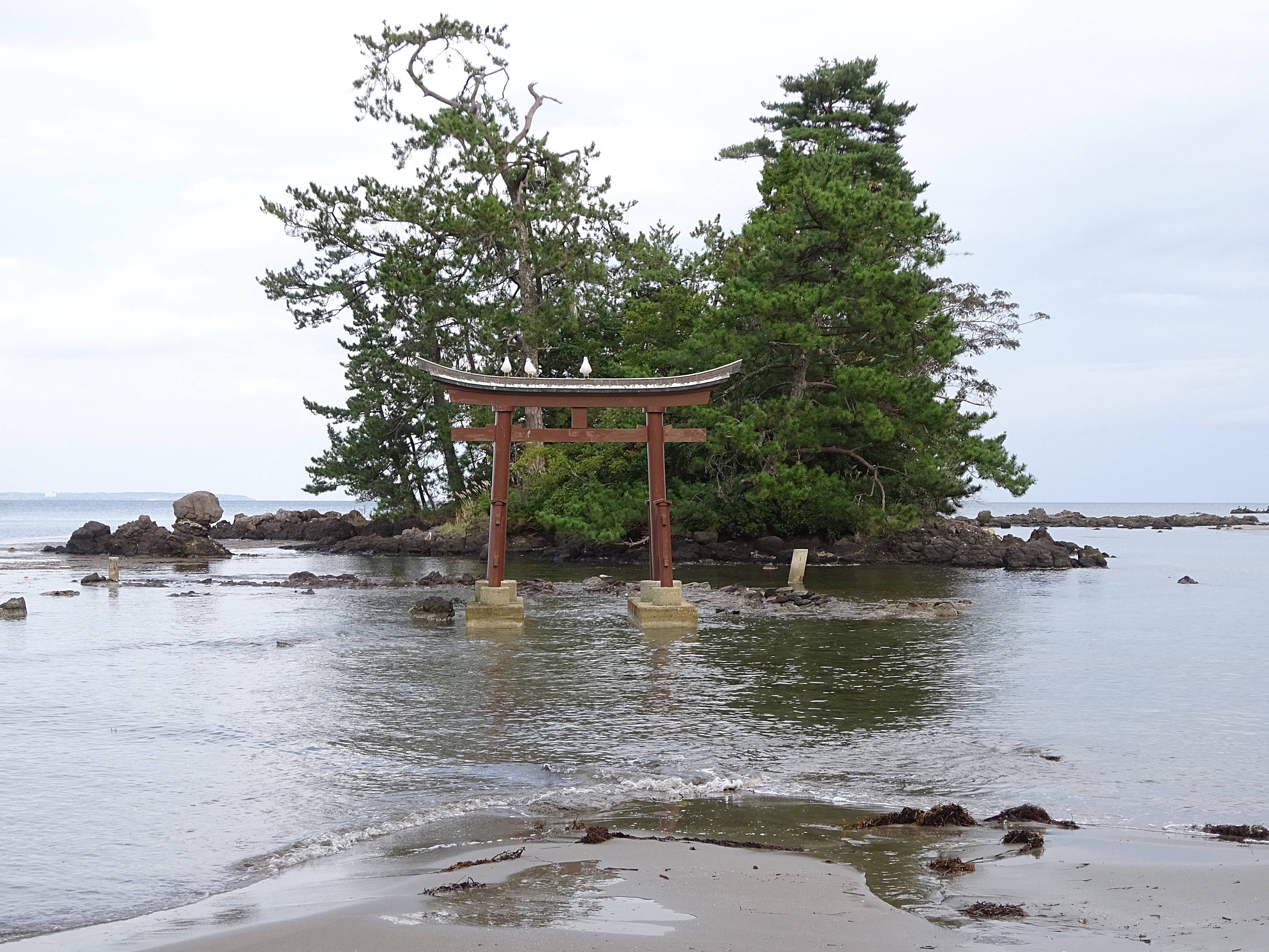 恋路海岸の弁天島と赤い鳥居
