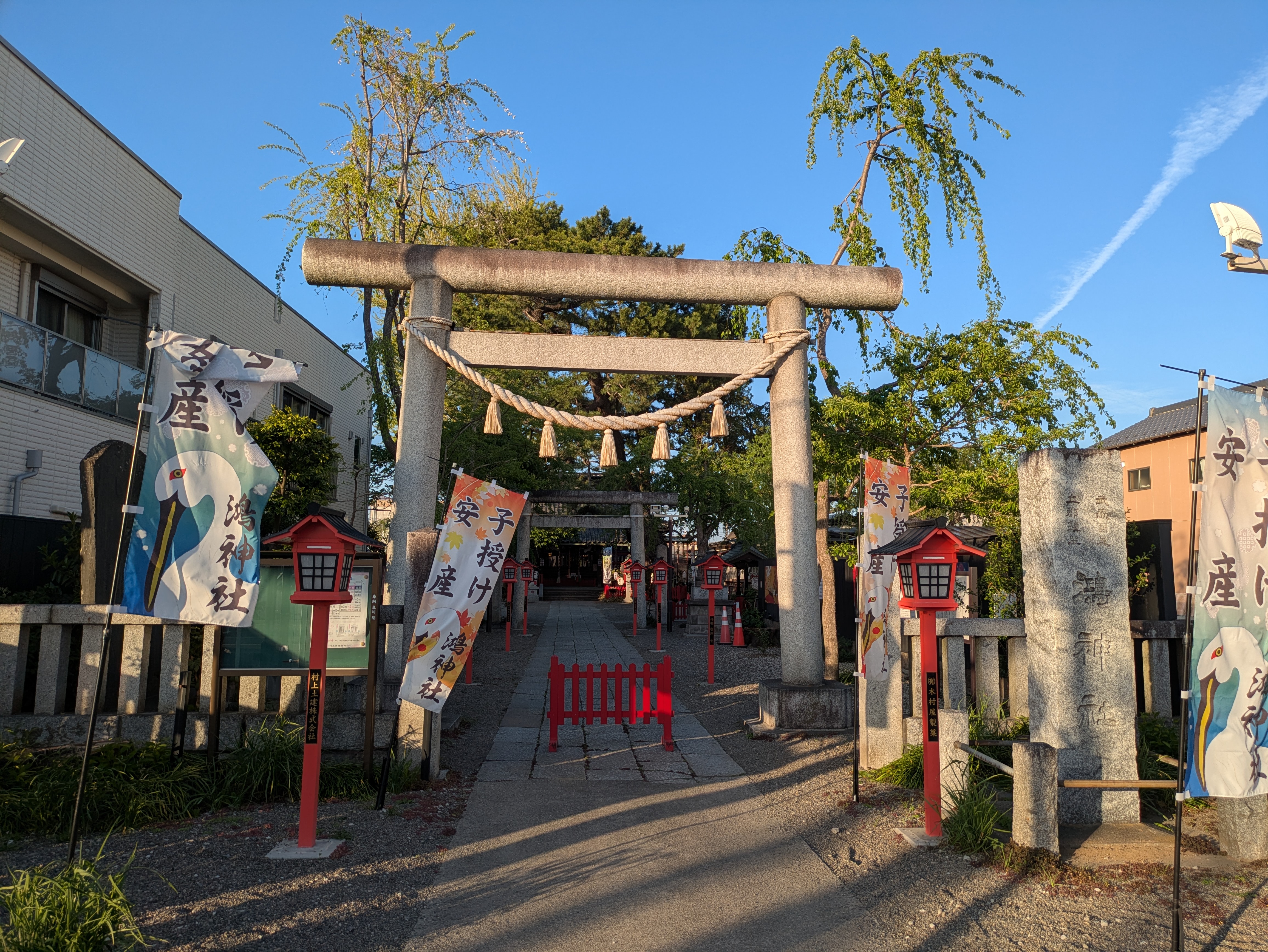鴻神社の鳥居と参道
