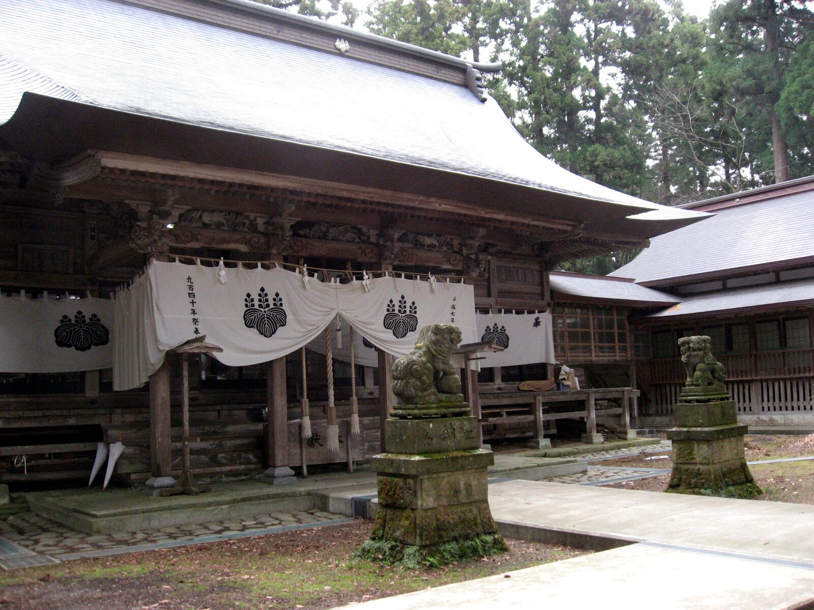 道路を挟んで隣接する心清水八幡神社
