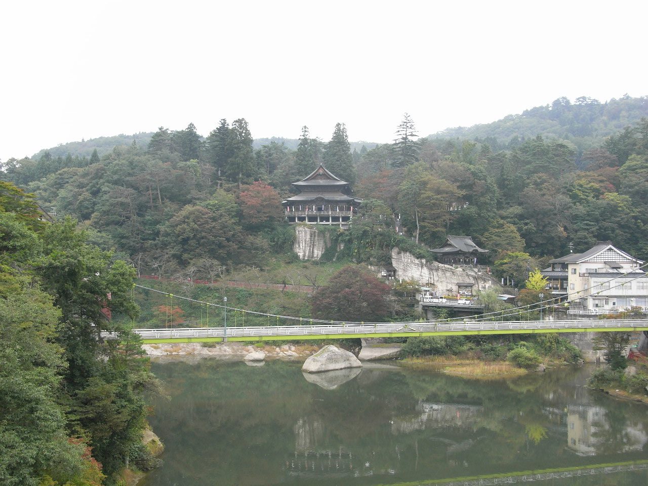只見川越しに見る福満虚空藏菩薩圓藏寺、断崖の上の本堂と瑞光寺橋