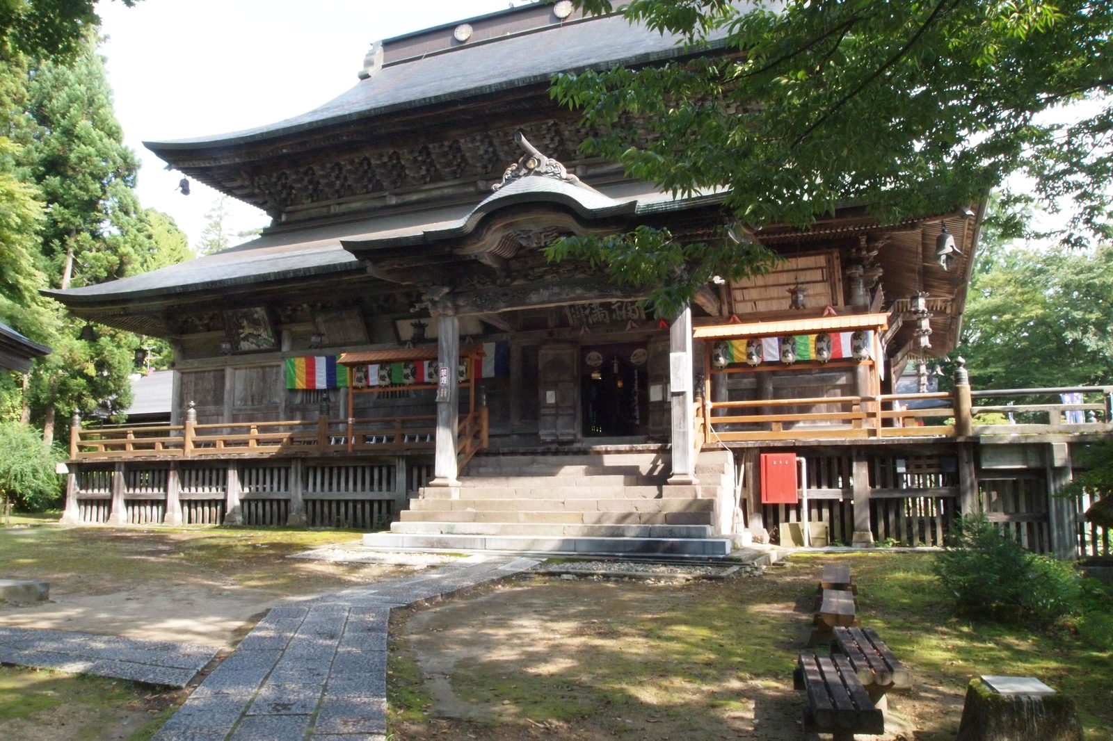 福満虚空藏菩薩圓藏寺の本堂正面、菊光堂の懸造りの舞台