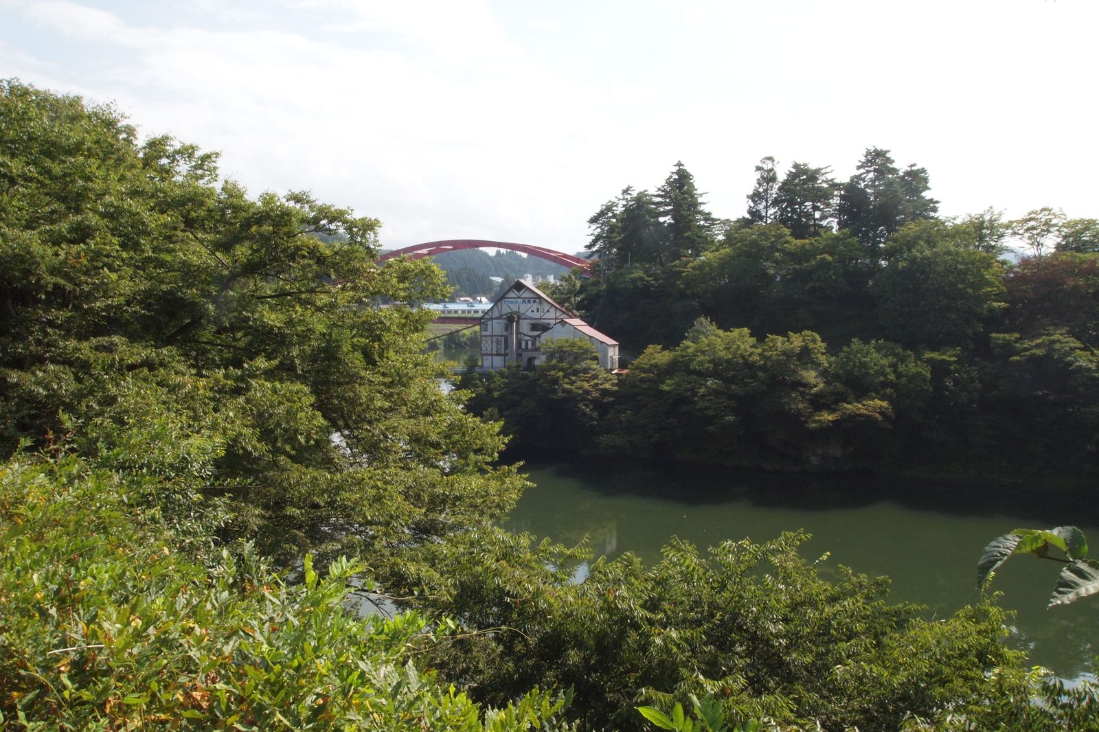 只見川に架かる赤い瑞光寺橋と柳津温泉街の眺め
