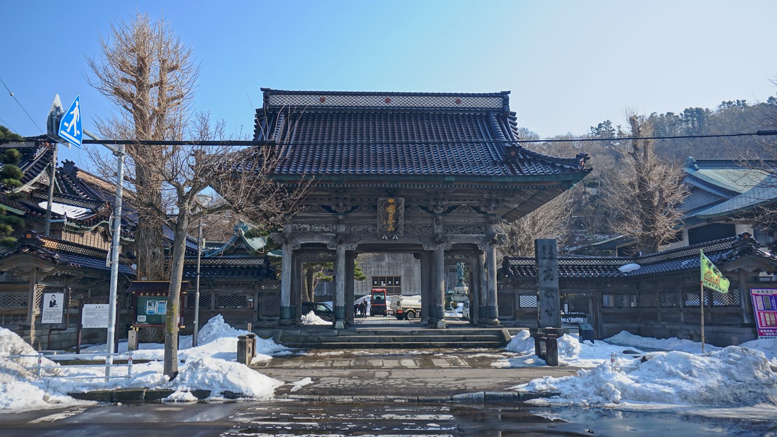 雪化粧した高龍寺の総ケヤキ造り山門