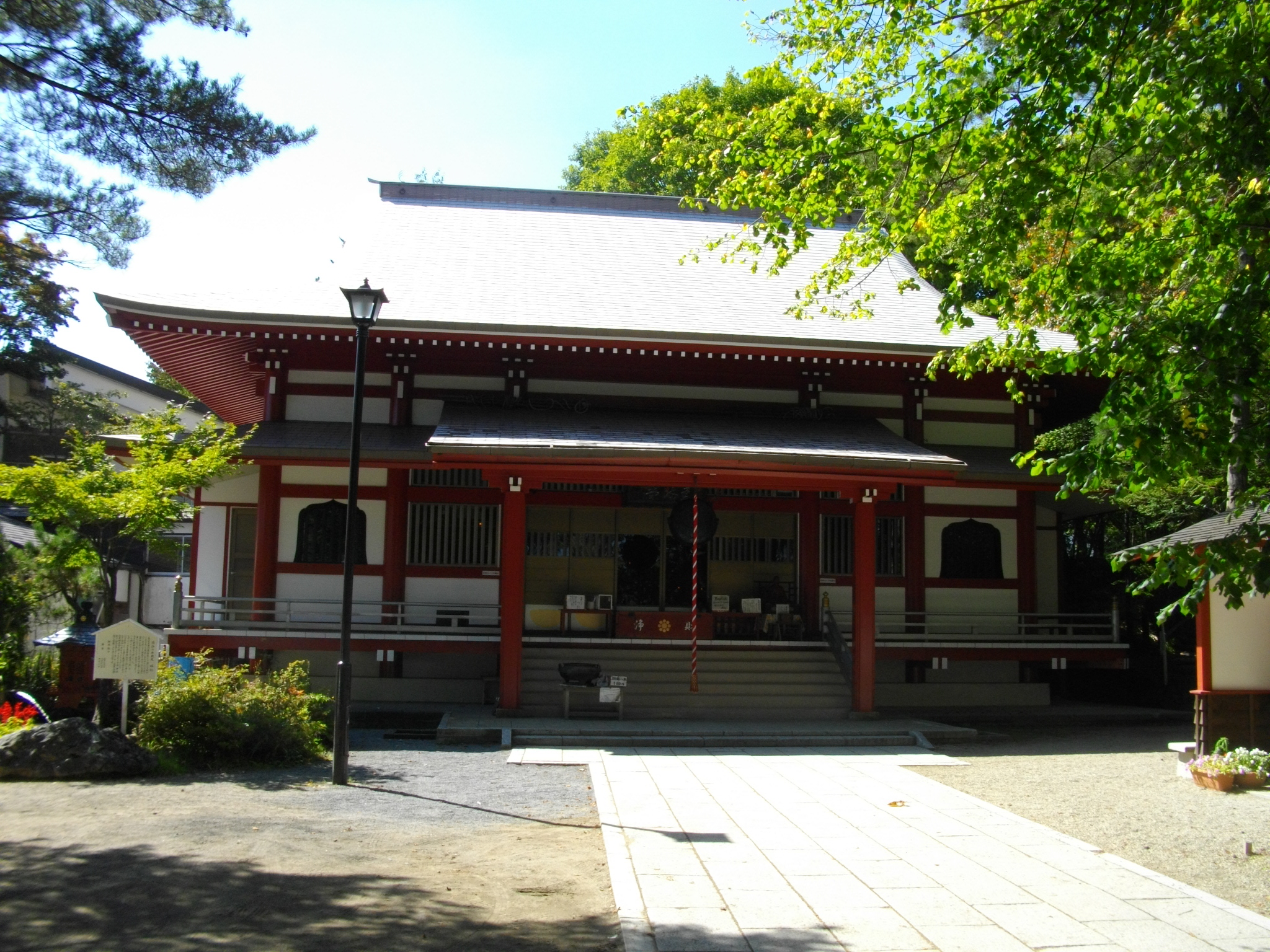 草津温泉の高台に建つ光泉寺の本堂