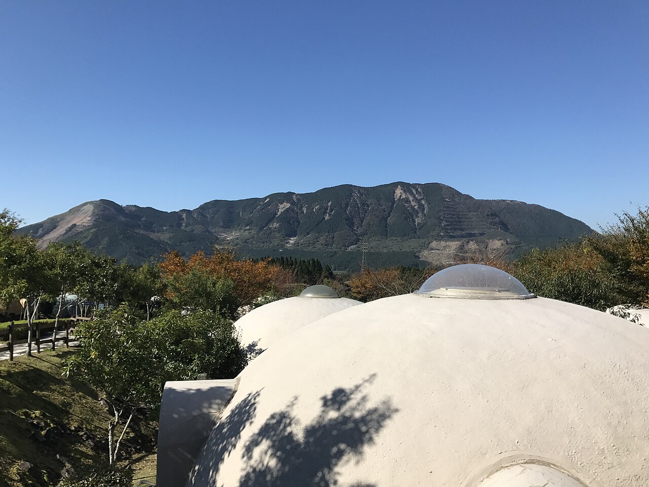 阿蘇ファームランドのドーム型施設と阿蘇外輪山の眺め