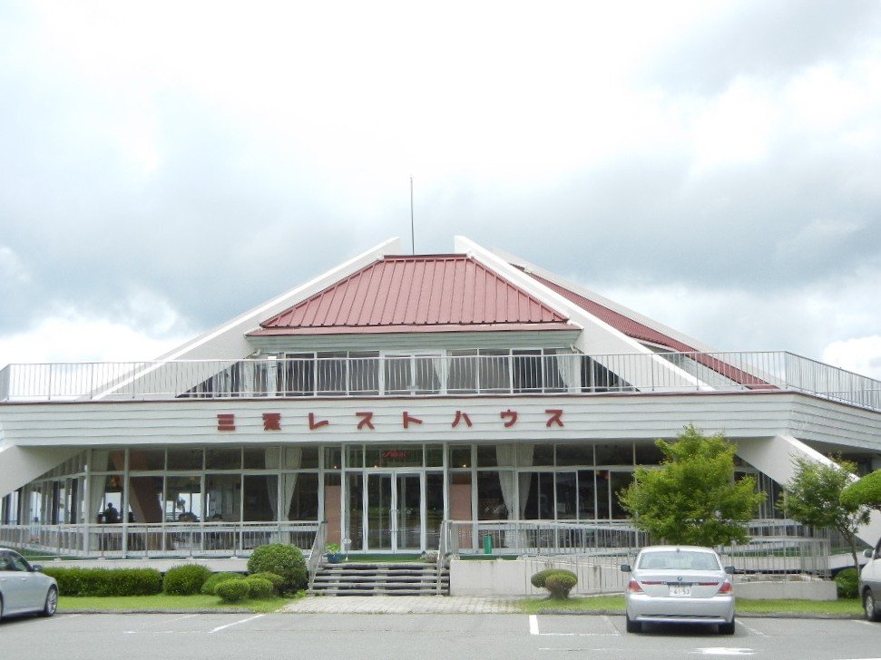 瀬の本高原の高原風景と遠くの山並み