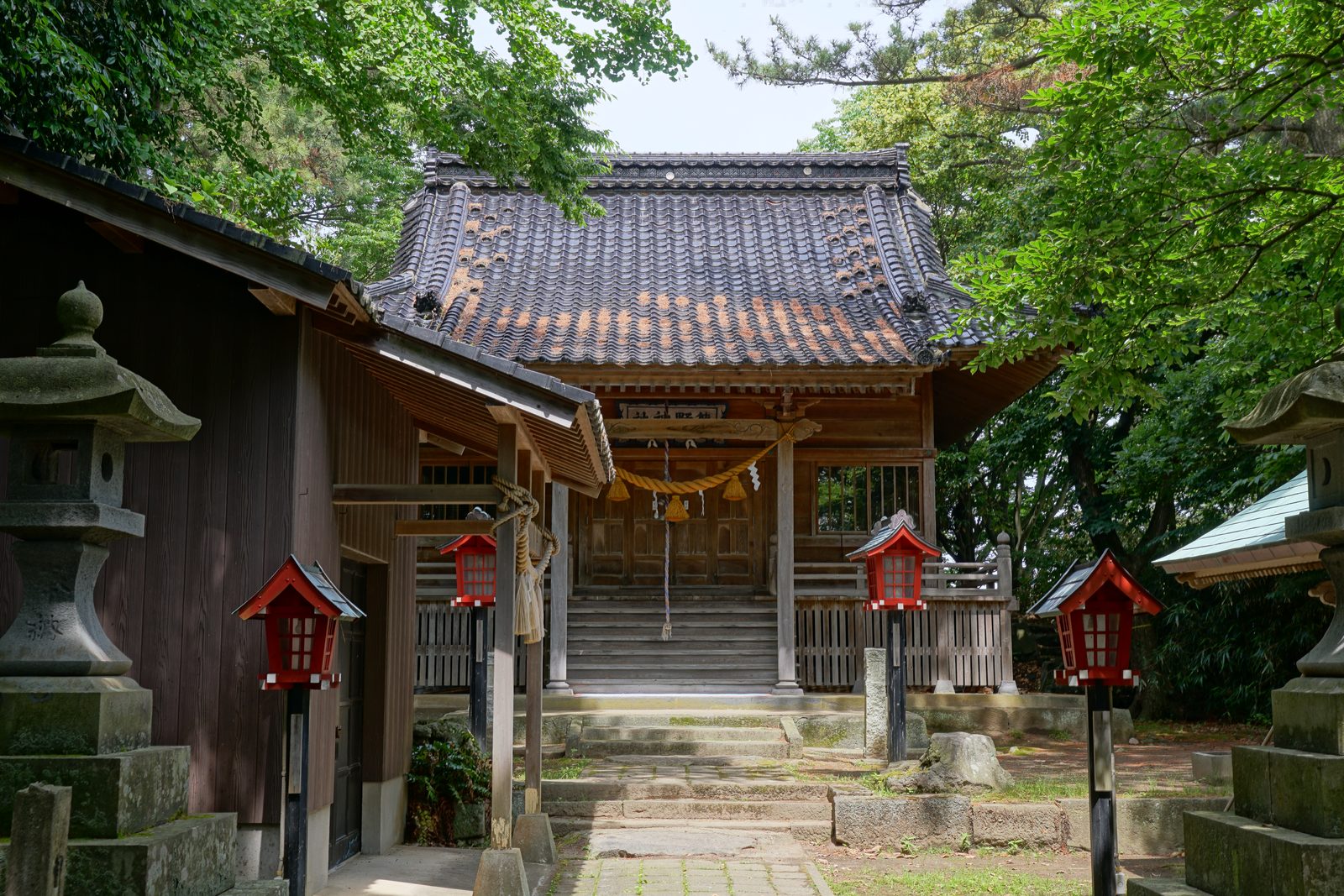 象潟の熊野神社、社殿と灯籠