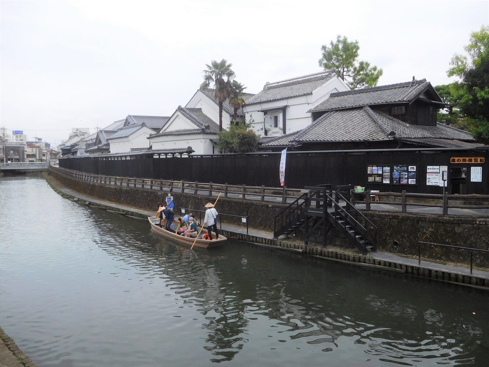 蔵の街遊覧船、巴波川を進む様子