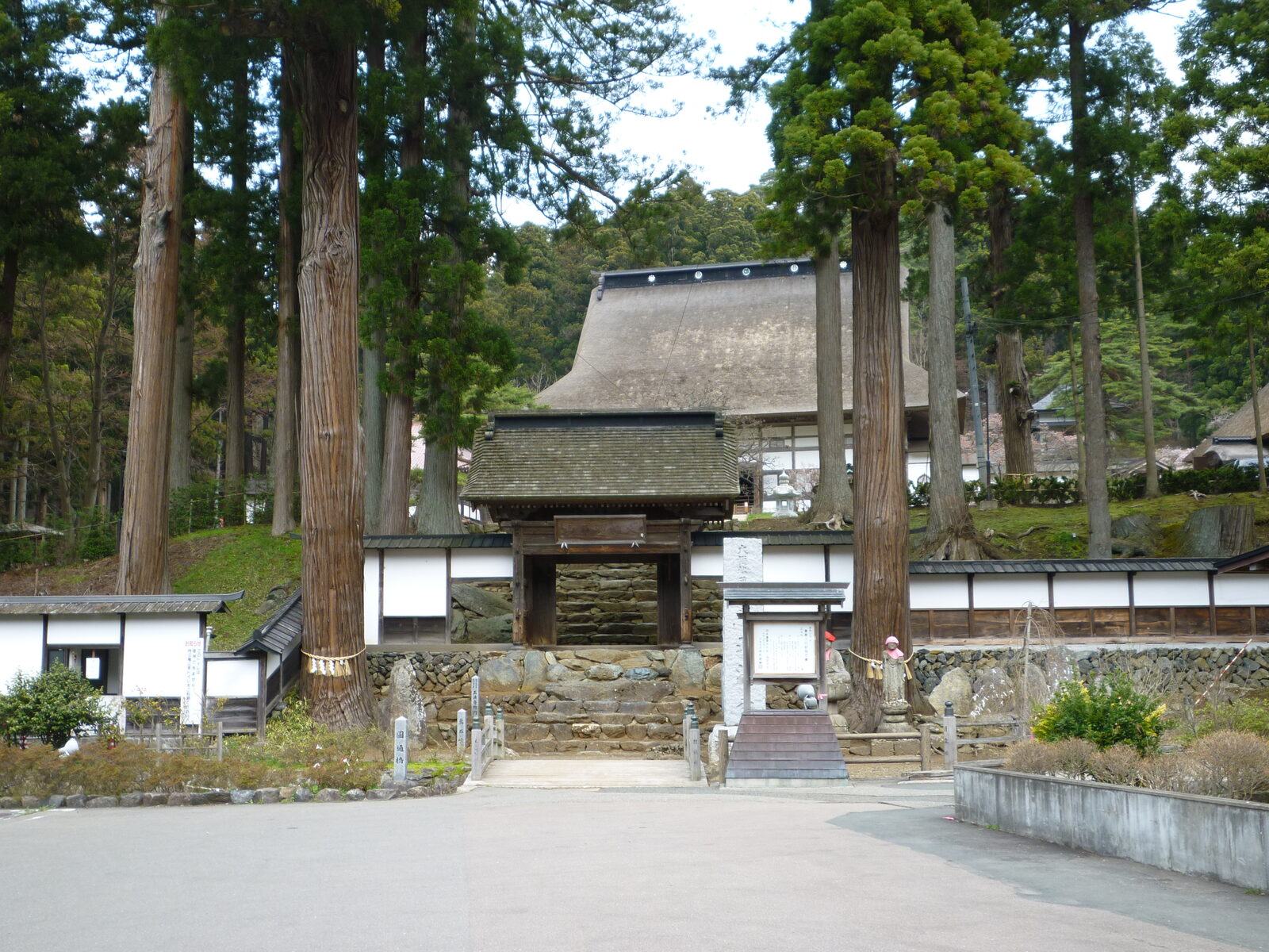 正法寺の茅葺屋根の本堂と山門