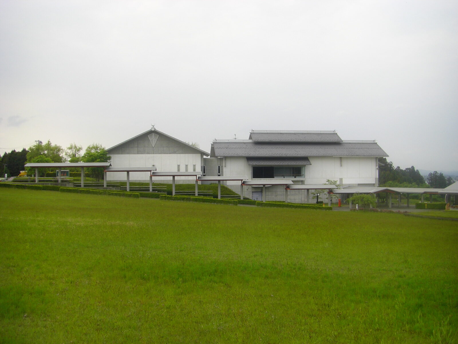 奥州市牛の博物館の外観と芝生広場