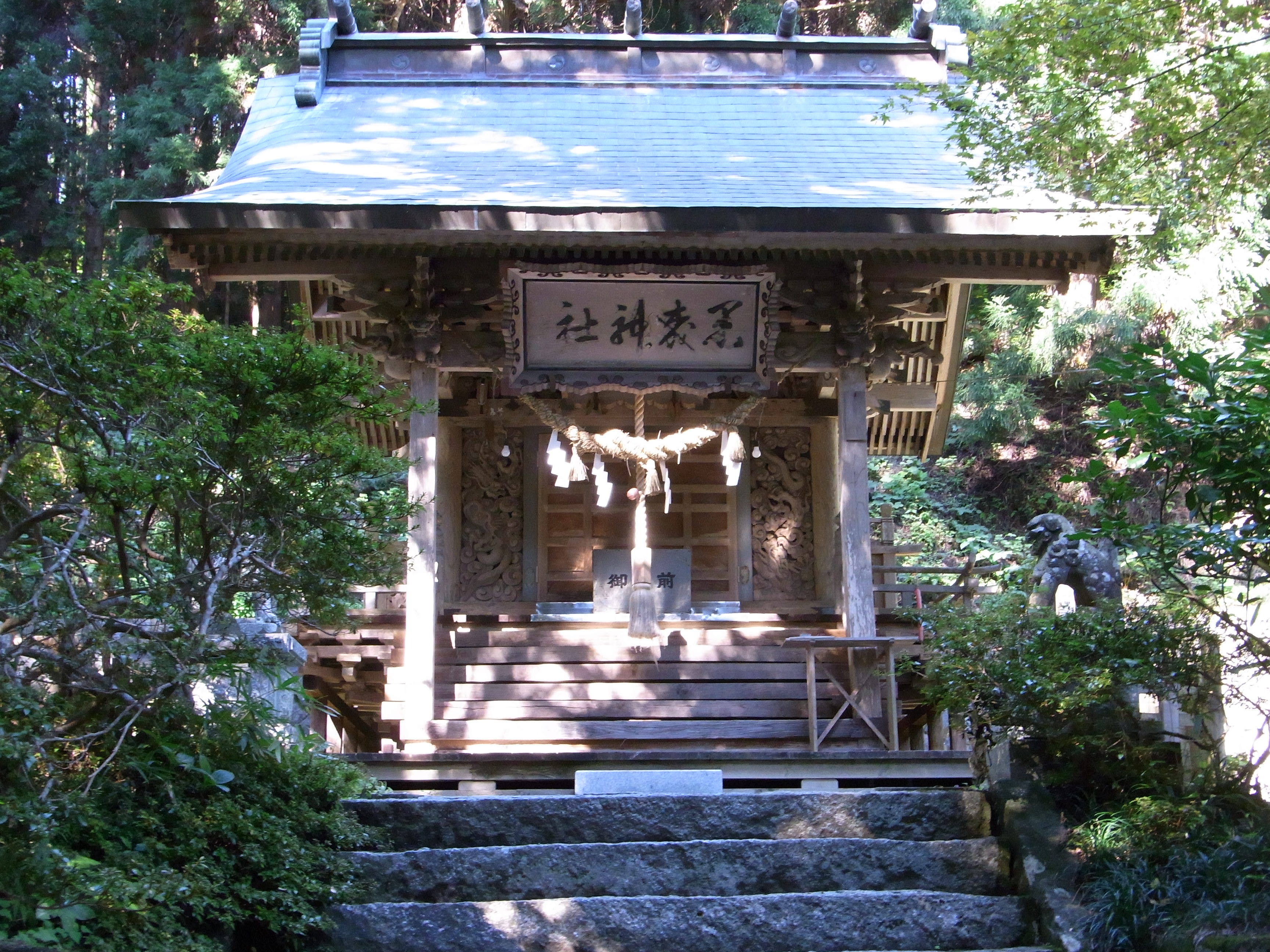 黒森山の中腹に鎮座する黒森神社の社殿