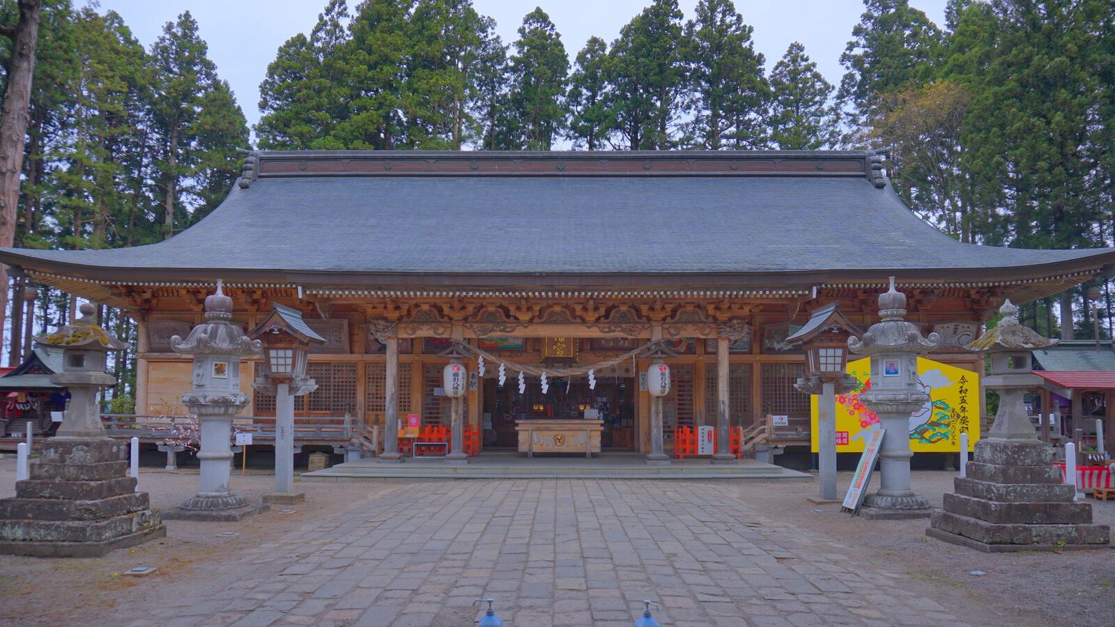 櫛引八幡宮拝殿と老杉に包まれた境内