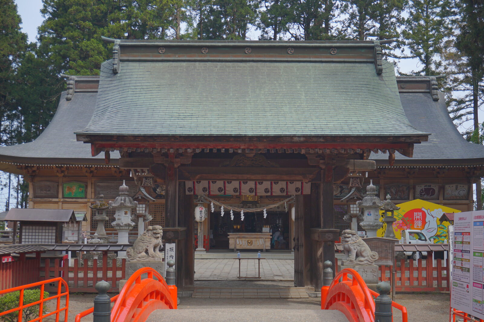櫛引八幡宮の正門、国指定重要文化財