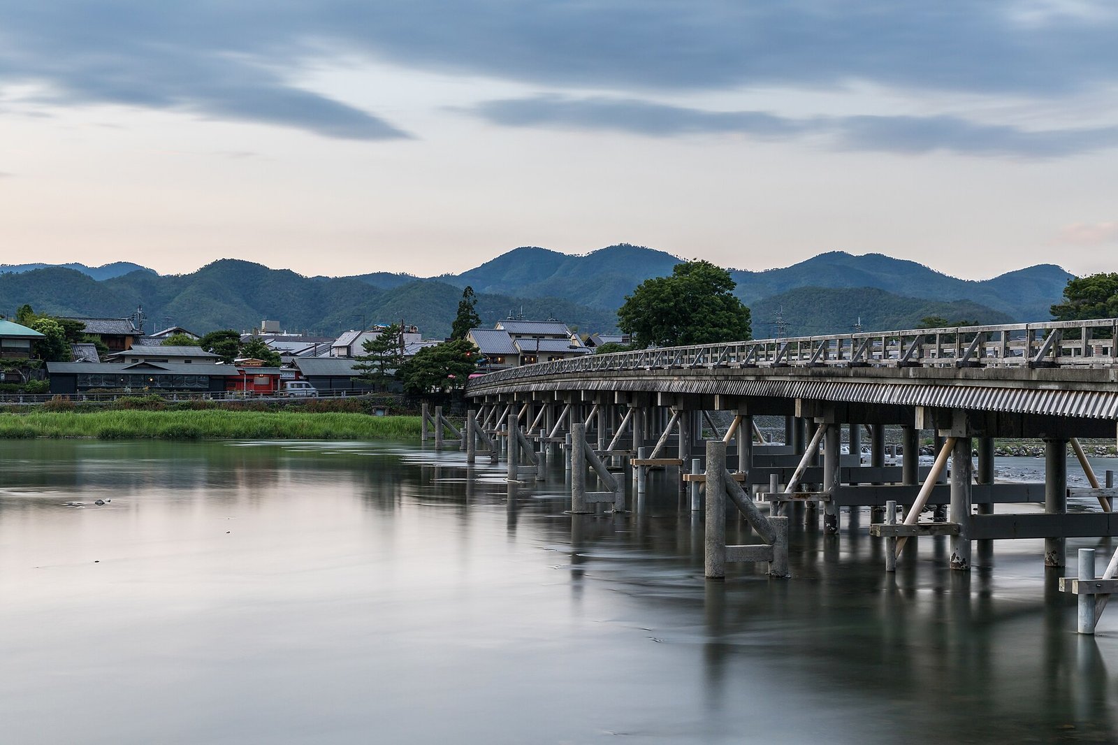 夕暮れの渡月橋と大堰川(鵜飼の乗船場がある一帯)