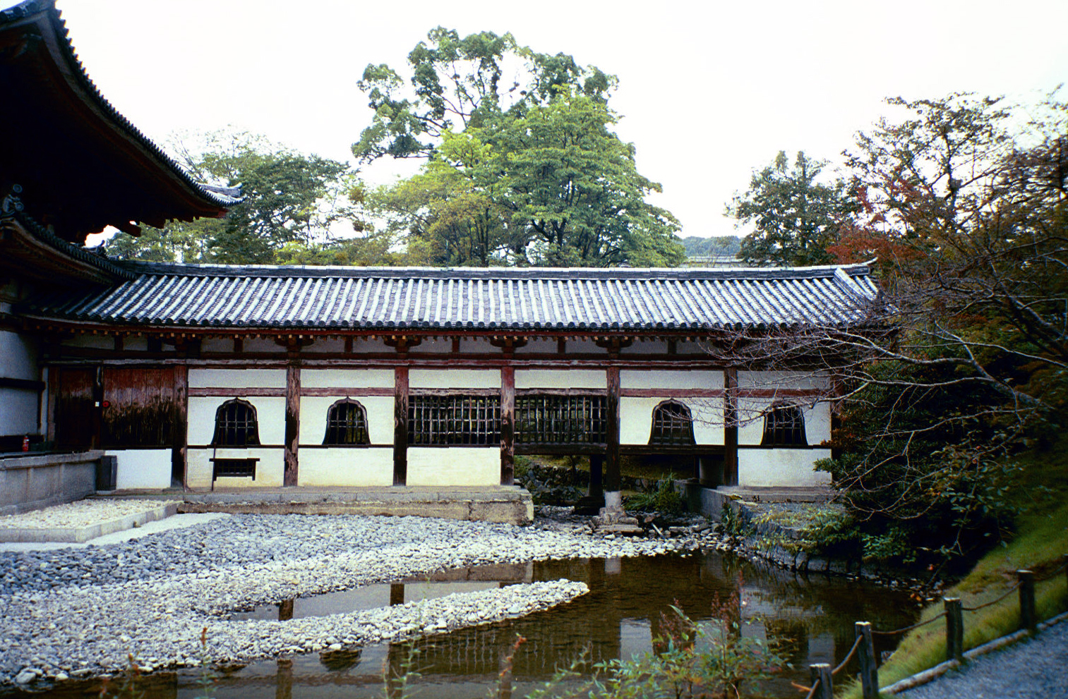 平等院鳳凰堂の中堂と屋根上の鳳凰像