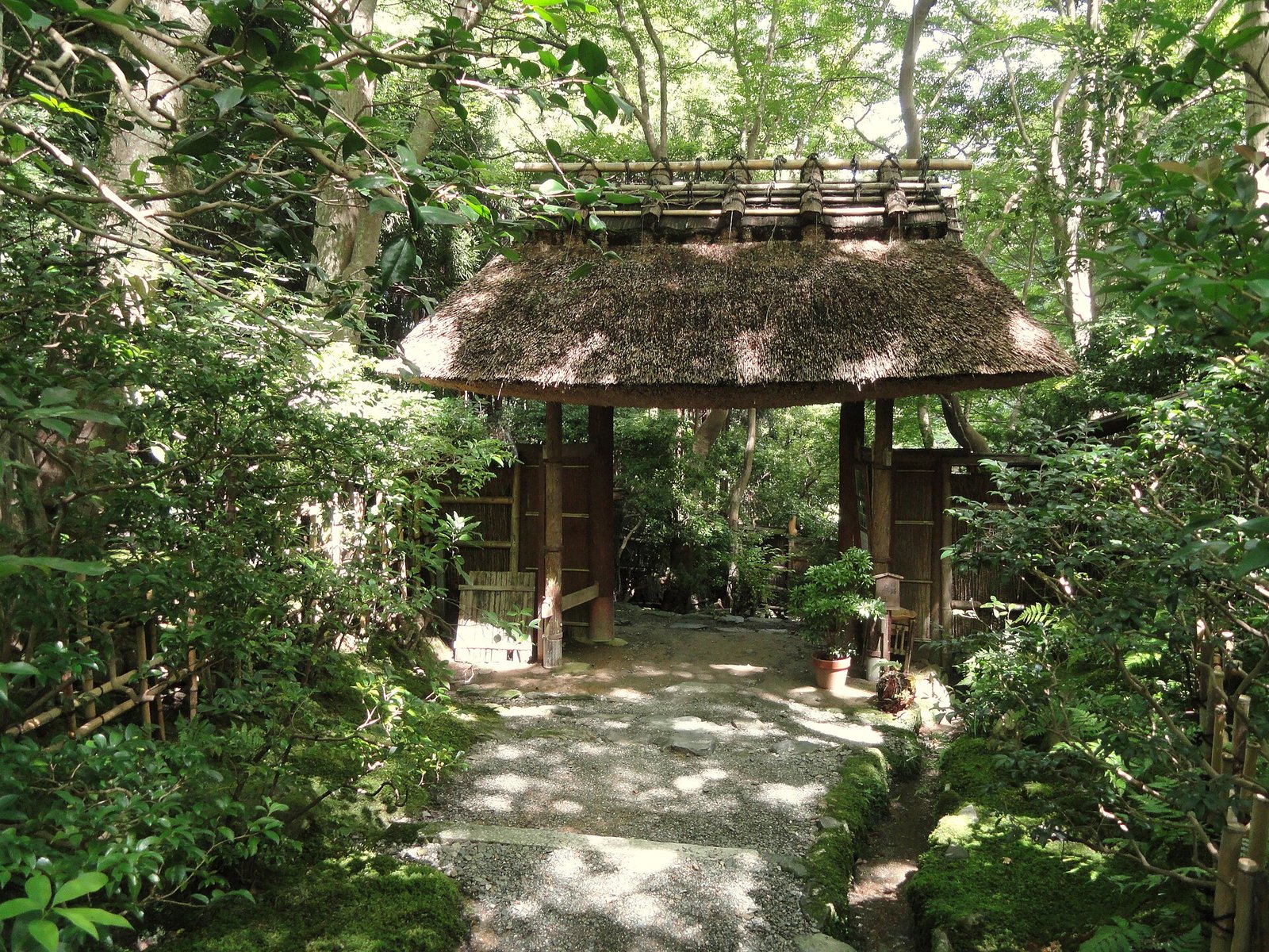 祇王寺の茅葺きの草庵門と参道