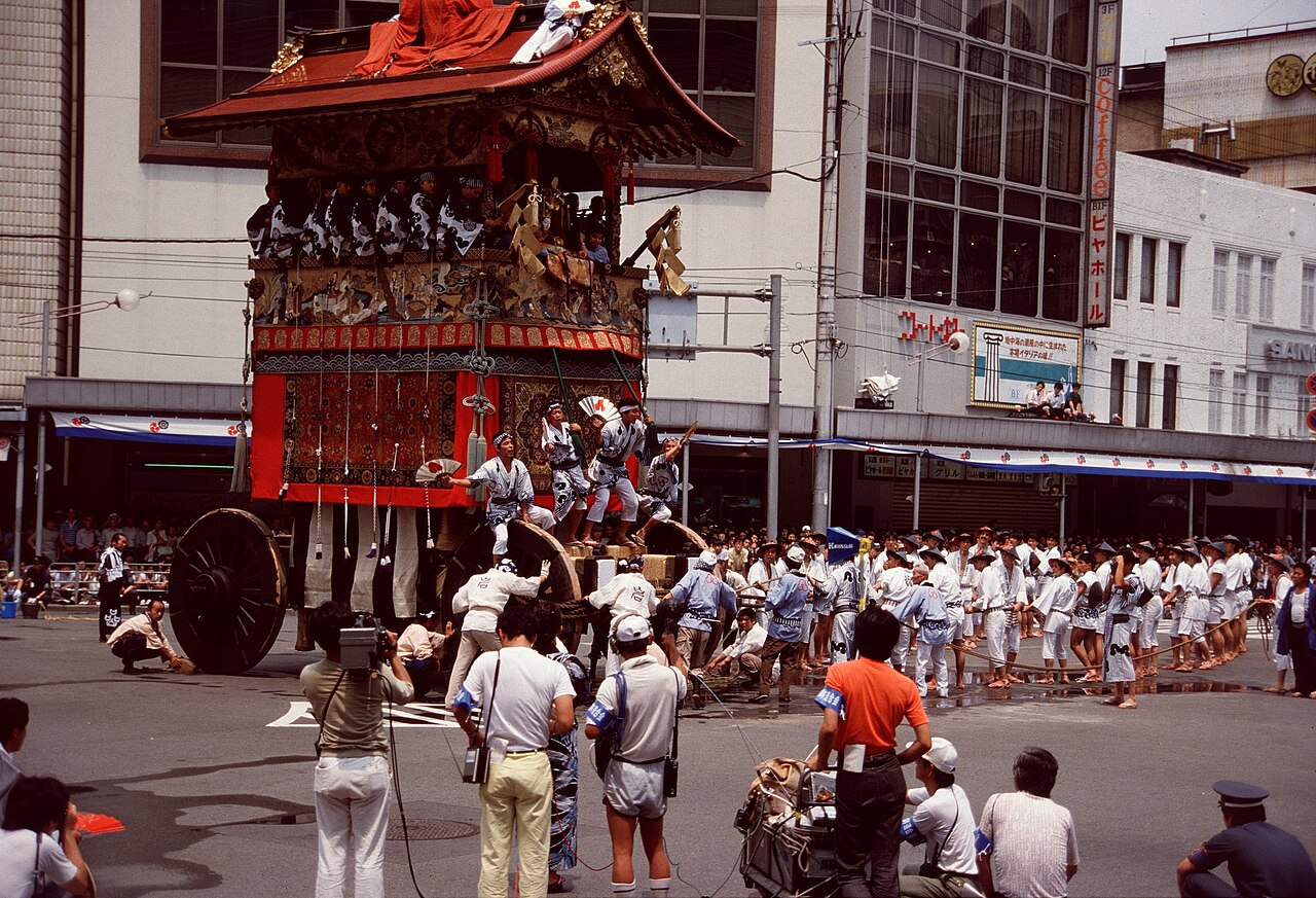 祇園祭の辻回し、交差点で鉾の車輪を青竹の上で回す様子