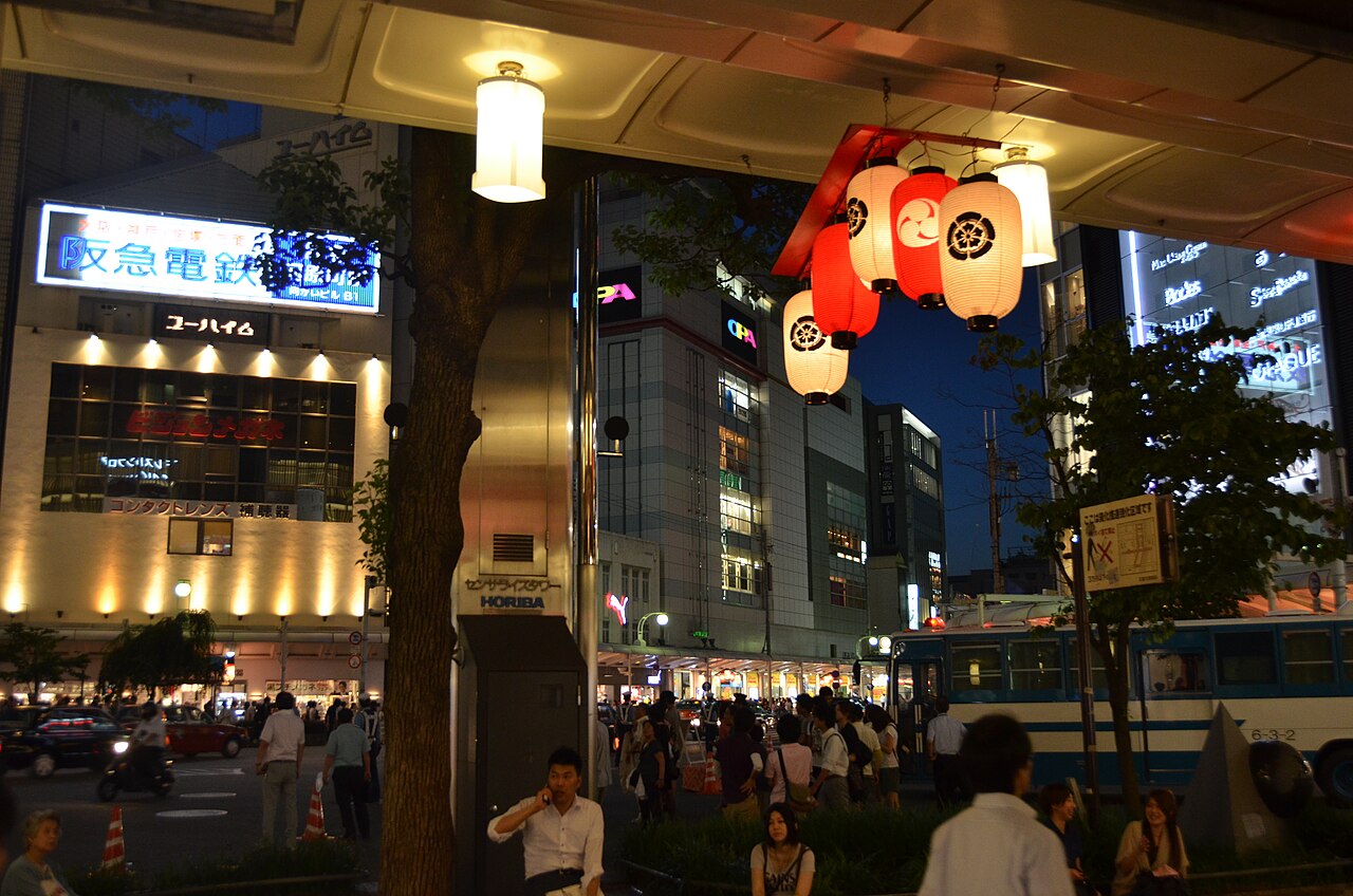 宵山の夜、提灯に灯がともった祇園祭の街
