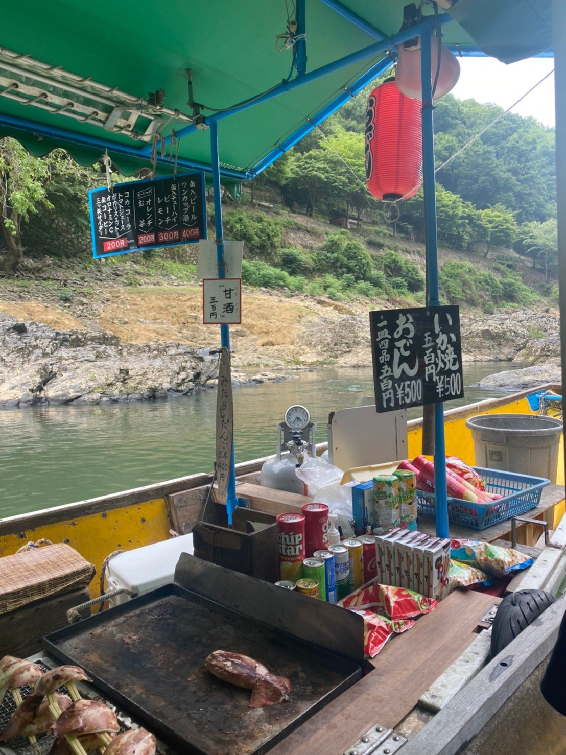 保津川下りの舟に横づけする川の売店船(いか焼き・おでん・みたらし団子)