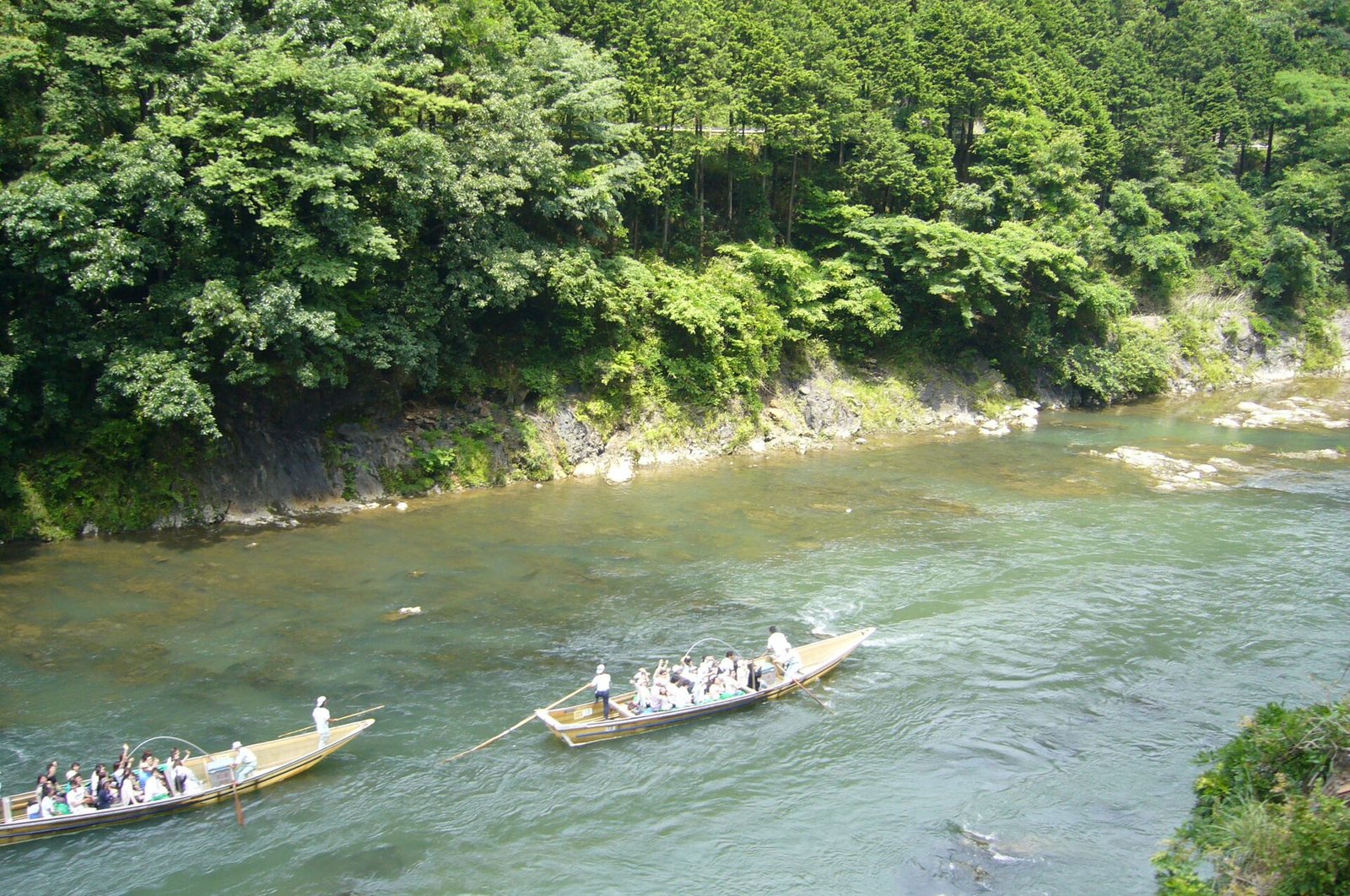 保津川下りの舟と渓谷の急流