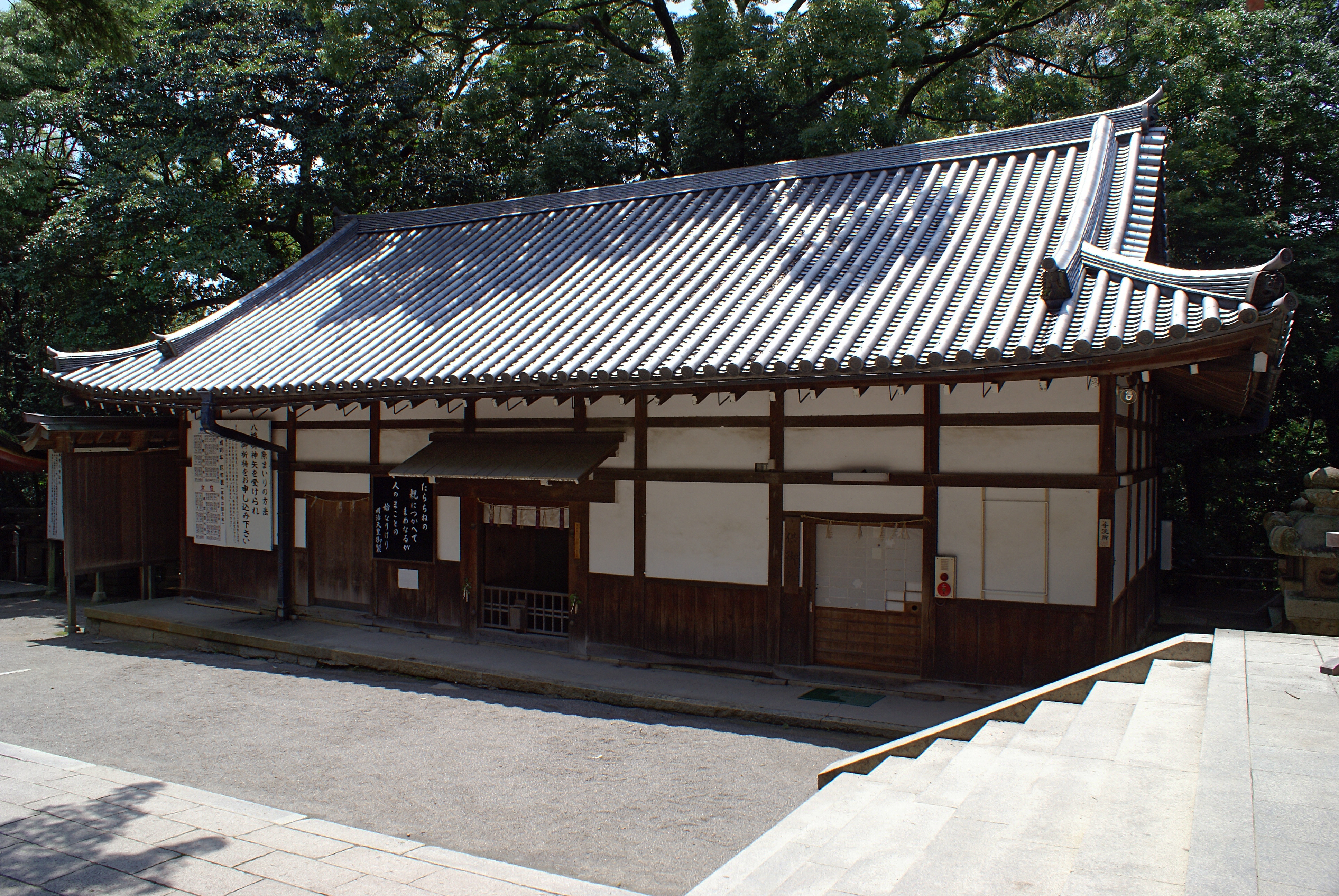 石清水八幡宮の境内の社殿