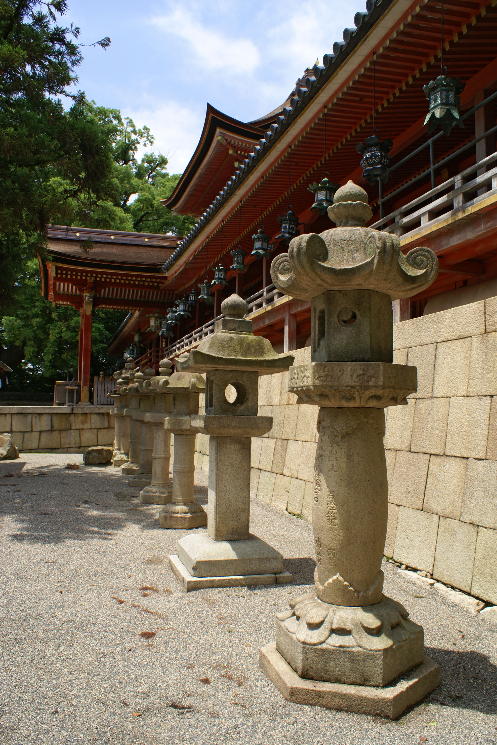 石清水八幡宮の社殿脇に並ぶ石灯籠