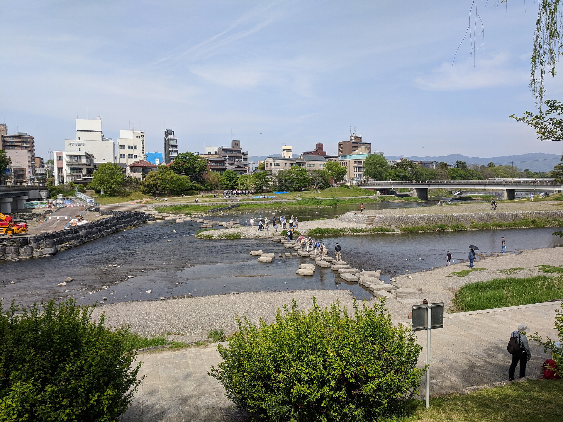 東岸から見た鴨川デルタと飛び石、市街の街並み