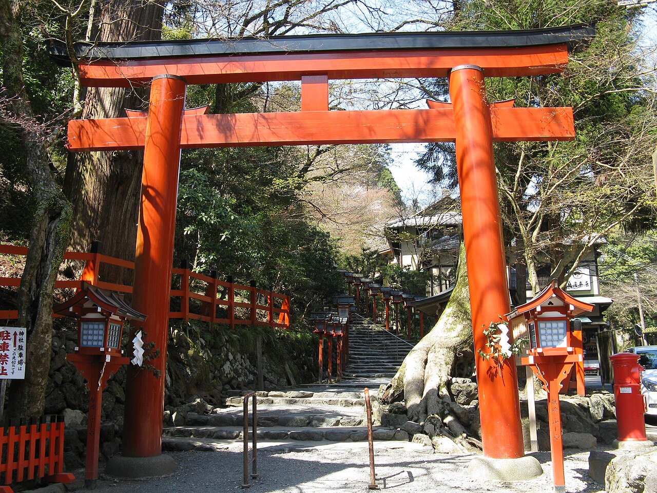 貴船神社の二ノ鳥居越しに続く、春日灯籠の並ぶ石段