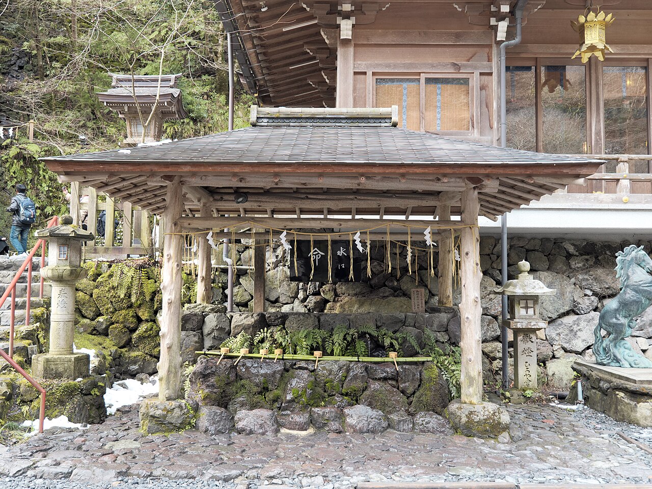 貴船神社 本宮の御神水と、石垣から湧き出る貴船山の水