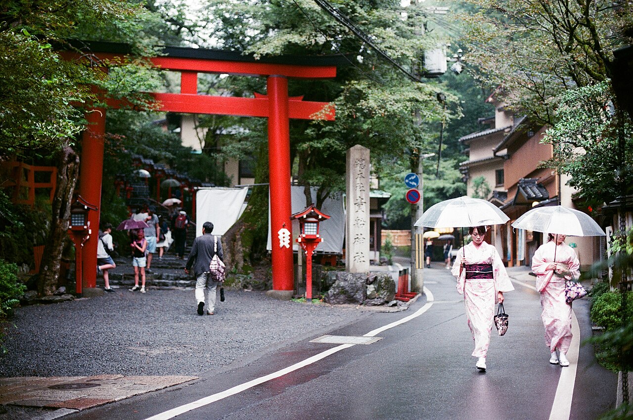 貴船神社の朱の春日灯籠が並ぶ石段