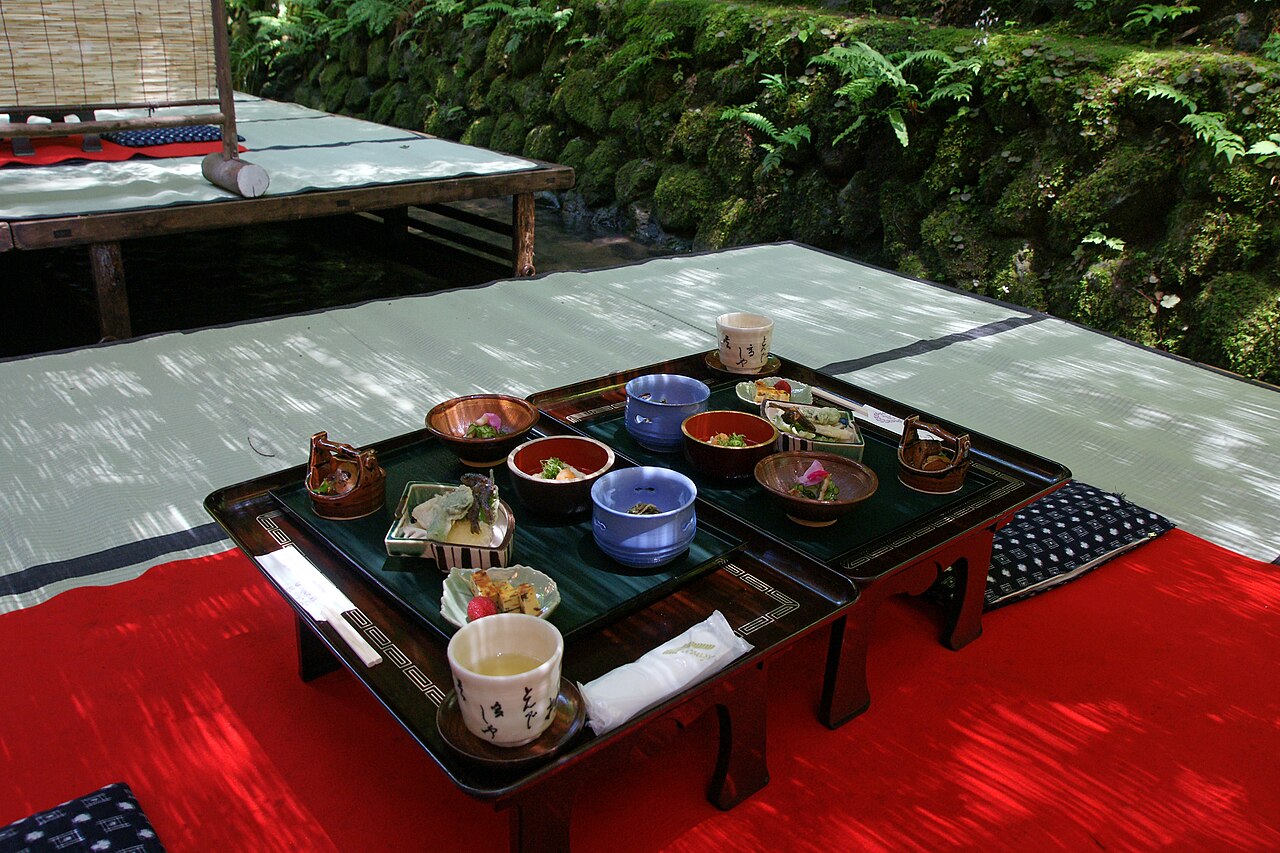 貴船の川床に運ばれた京会席の膳