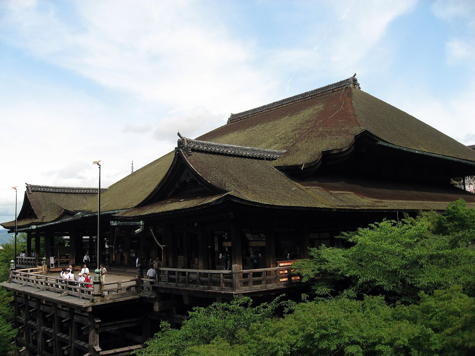 夜間拝観でライトアップされた清水寺の本堂と舞台