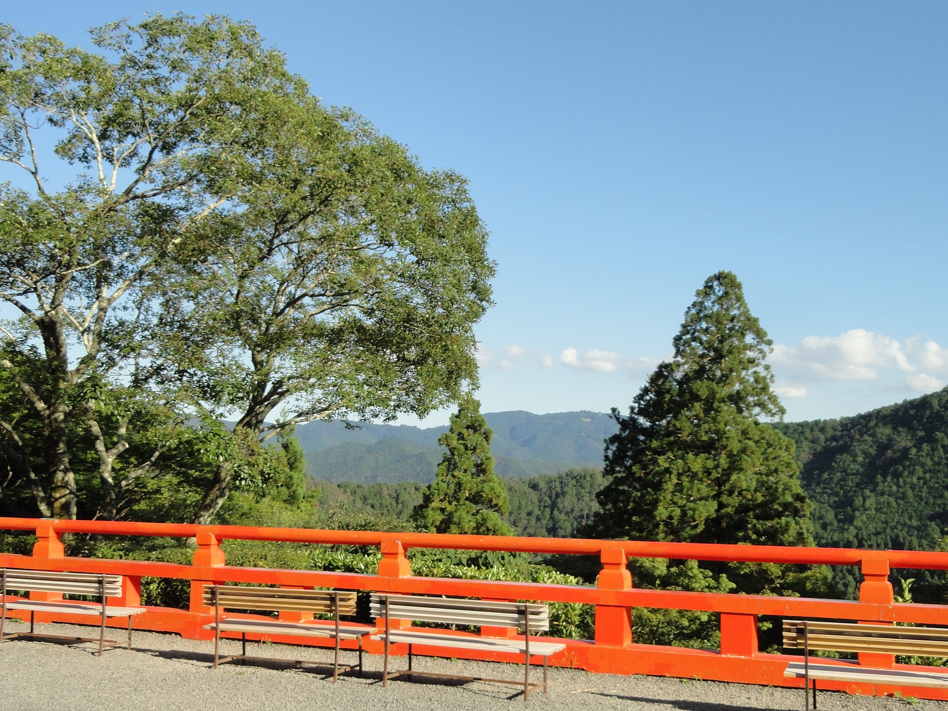 鞍馬山の展望所から望む北山の山並みと朱色の欄干