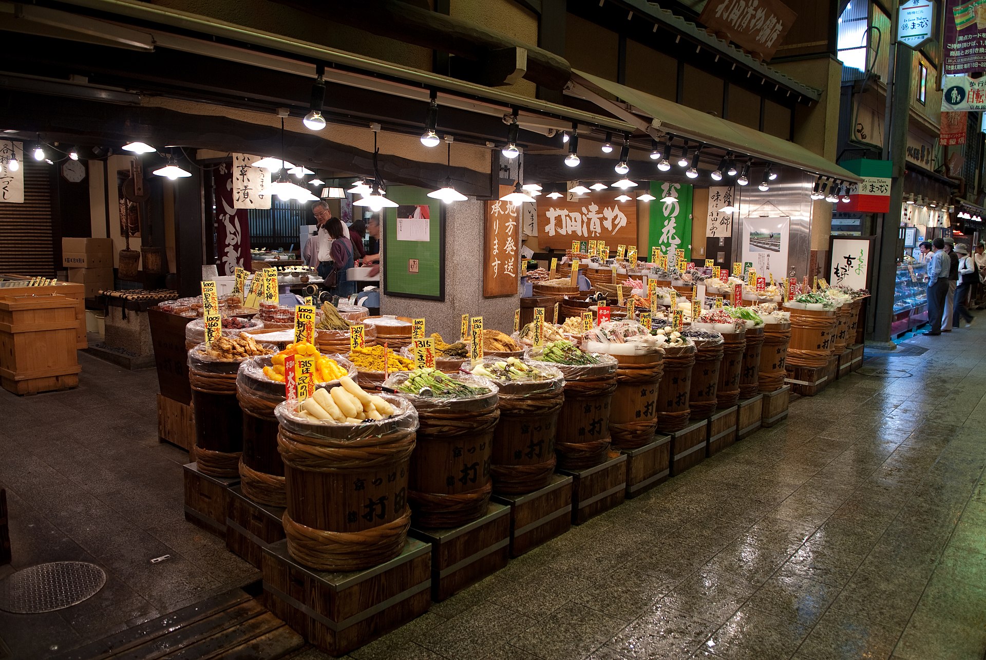 錦市場の漬物店の店頭に並ぶ大きな樽と京漬物