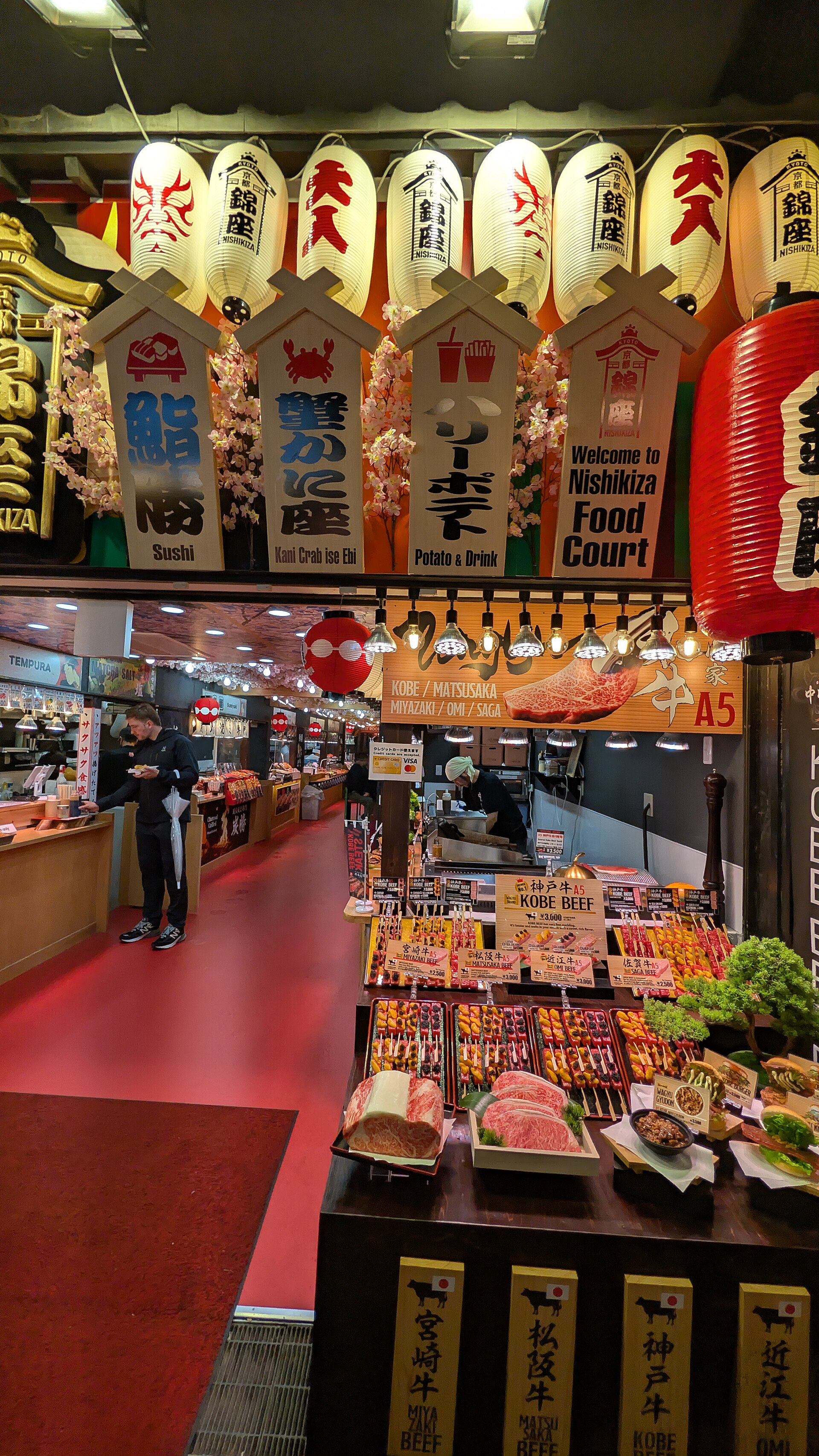 錦市場の錦座フードコートの提灯と店構え