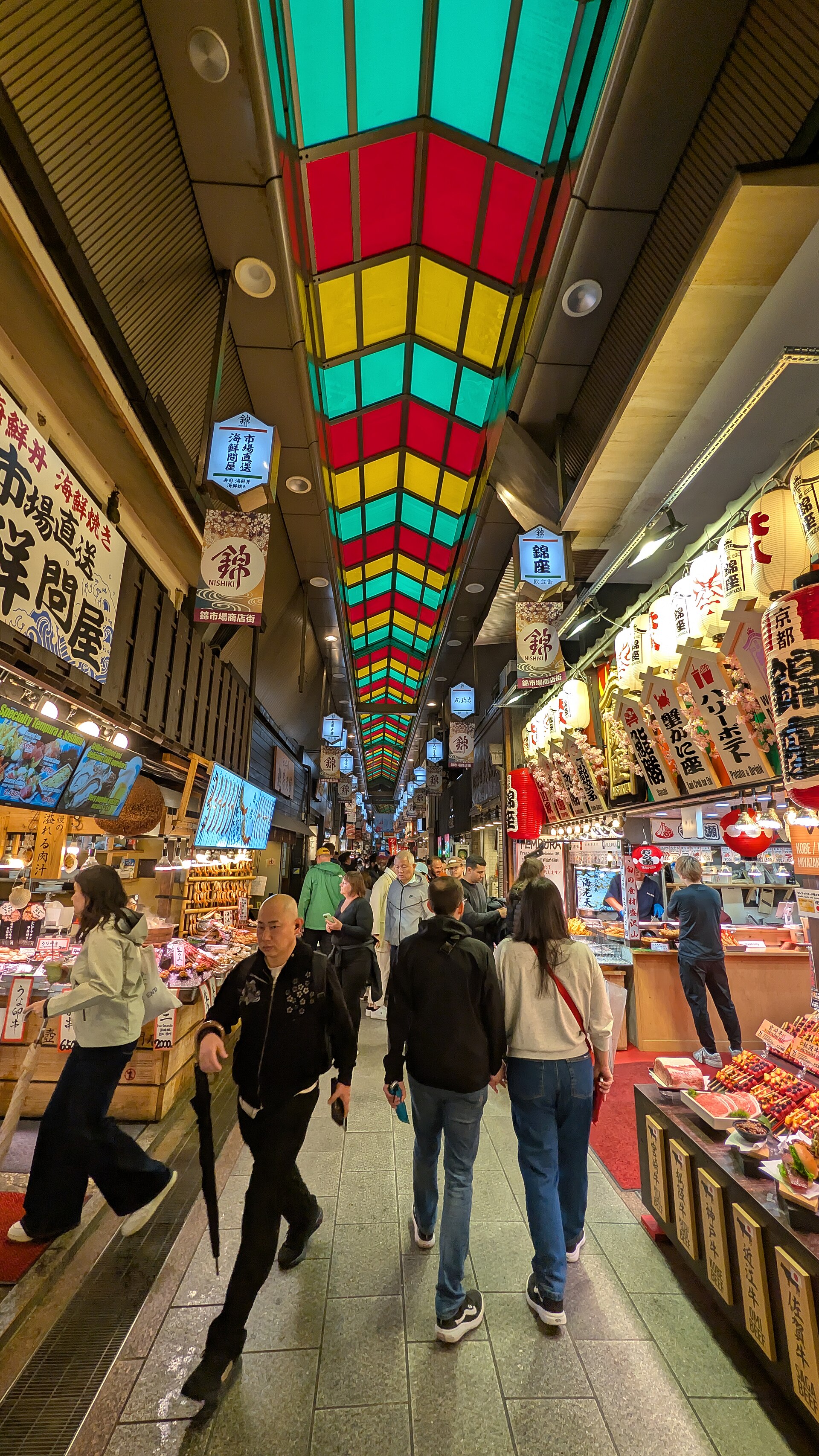 錦市場のアーケードと軒を連ねる京の食材店