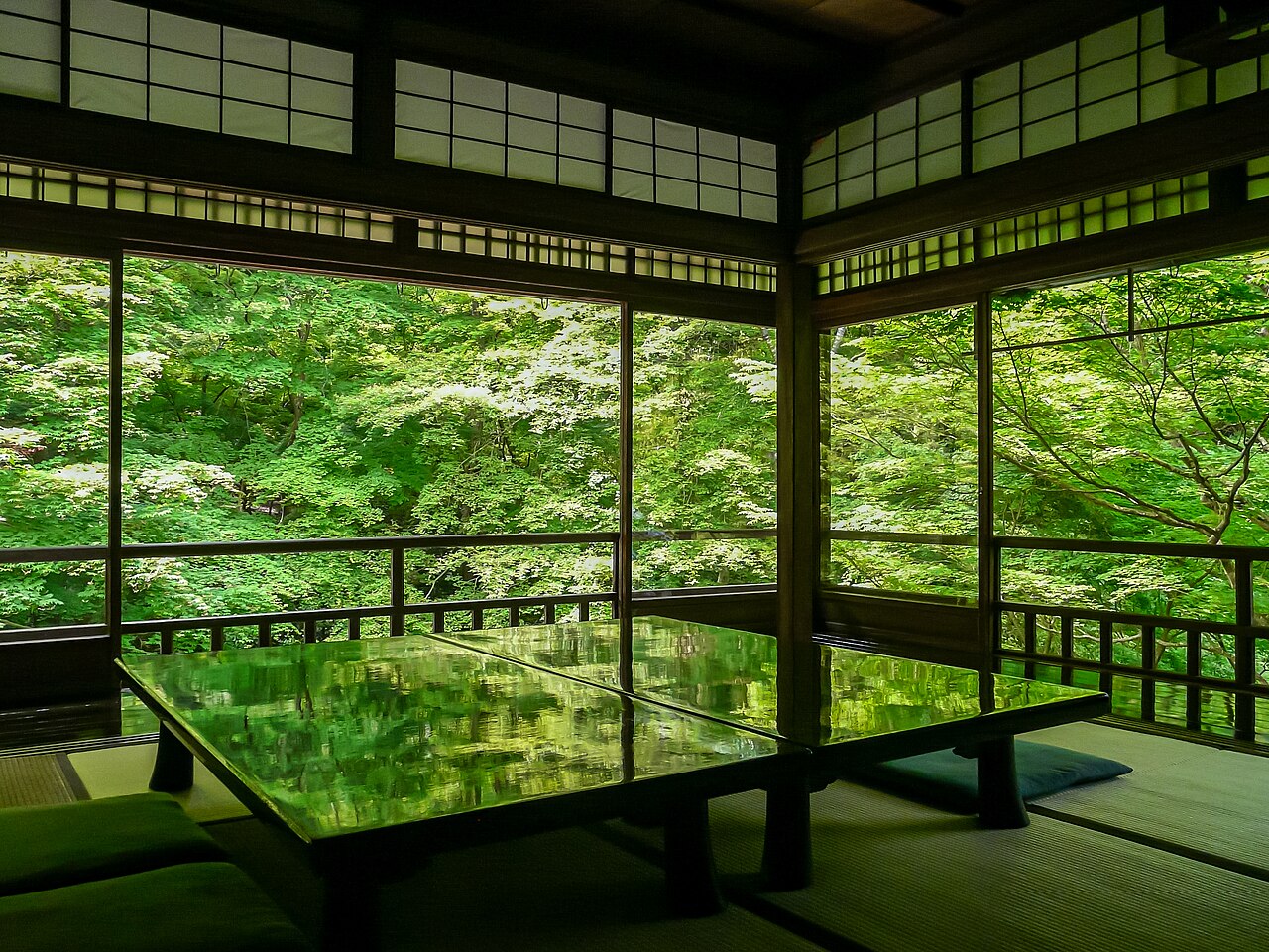 瑠璃光院 二階書院の写経机と一面の新緑
