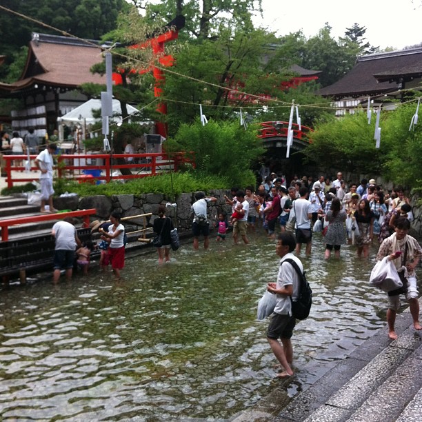 下鴨神社みたらし祭で御手洗池を歩く大勢の参拝者