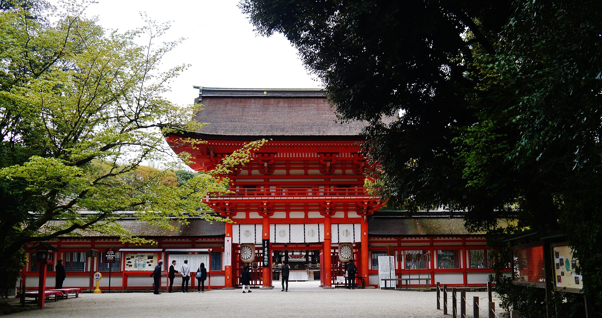 下鴨神社の朱塗りの楼門