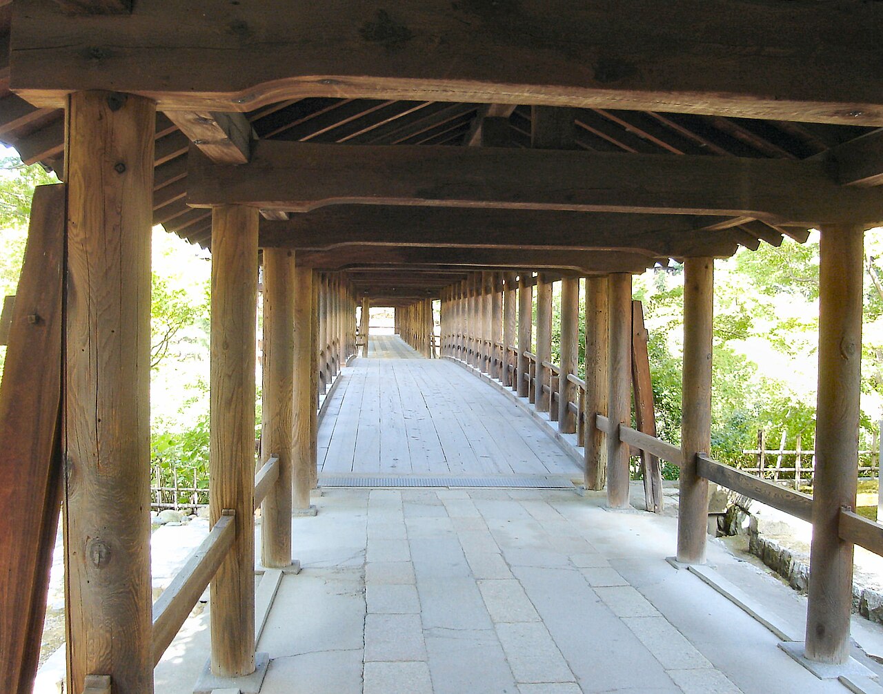 東福寺 通天橋の内側、木組みの回廊