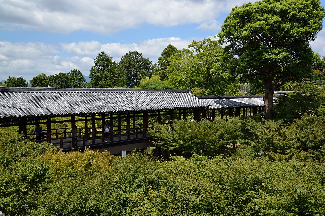 夏空の下、緑の谷に架かる東福寺の橋を歩く参拝者