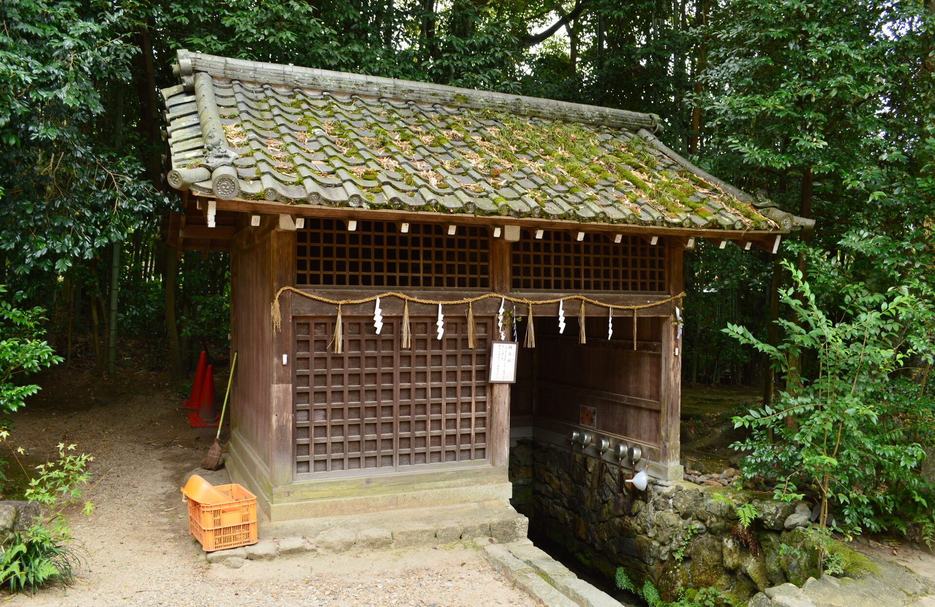 宇治上神社の御神水「桐原水」の覆屋