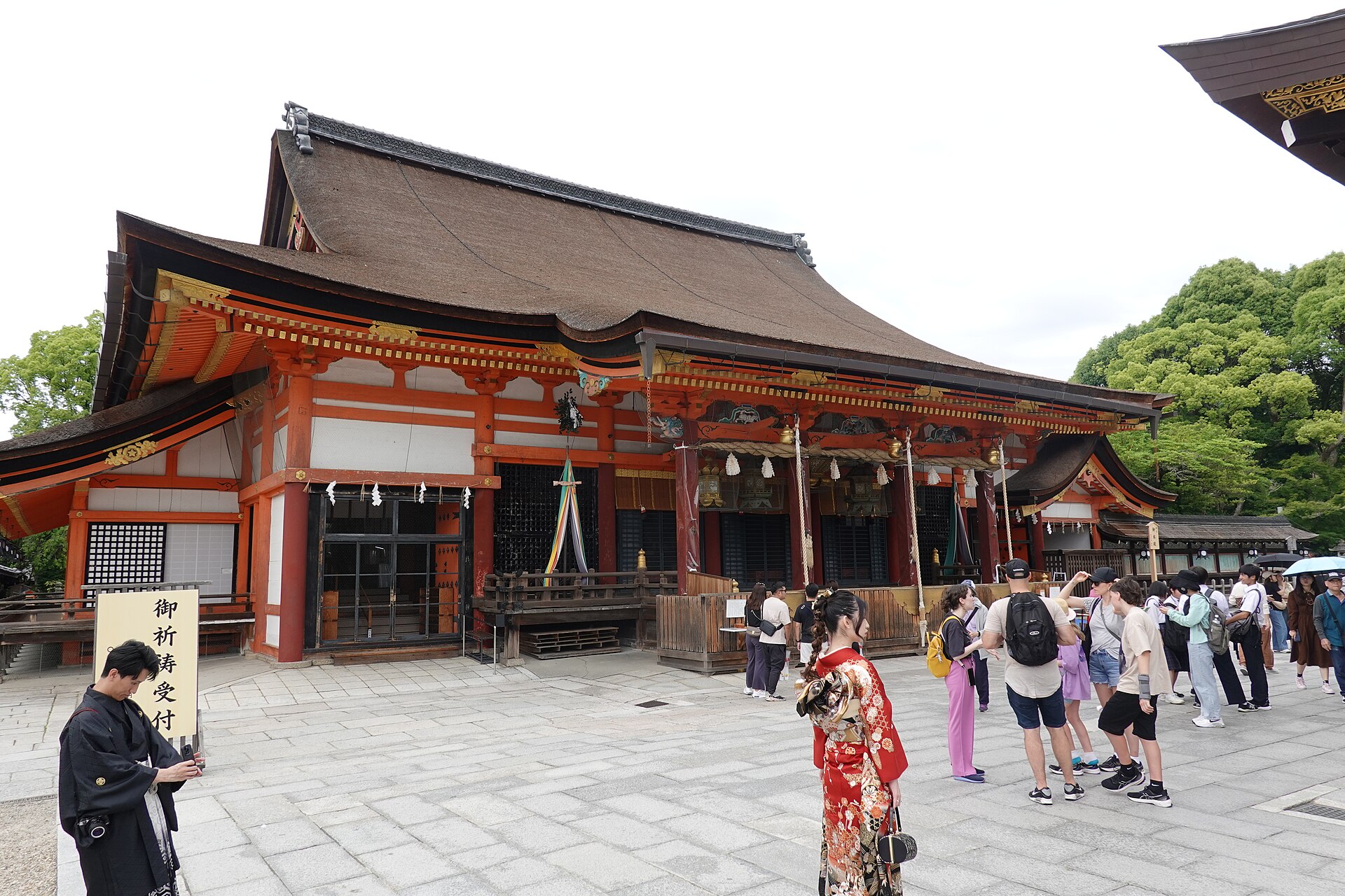 八坂神社の祇園造の本殿を望む境内
